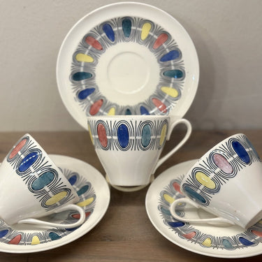 Kop en schotel - Petrus Regout - gedateerd 1967 - décor zwart/geel/groen/blauw/rode uitvoering