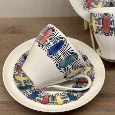 Kop en schotel - Petrus Regout - gedateerd 1967 - décor zwart/geel/groen/blauw/rode uitvoering