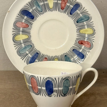Kop en schotel - Petrus Regout - gedateerd 1967- décor zwart/geel/groen/blauw/rode uitvoering