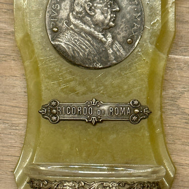 Wijwaterbakje - groen kunststof met een metalen plaatje/afbeelding van Paus Pius XI