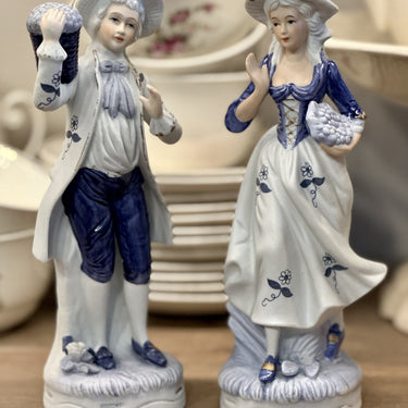 Figuren - Paar - Frau und Mann - aus weißem und blauem Biskuit