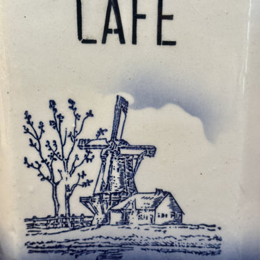 Voorraadpot - ongemerkt - blindmerk 275 - décor in blauw/wit van een molen, huis en bomen - opschrift CAFE