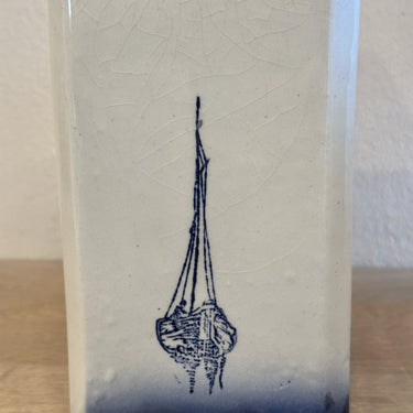 Voorraadpot - ongemerkt - blindmerk 275 - décor in blauw/wit van een molen, huis en bomen - opschrift CAFE