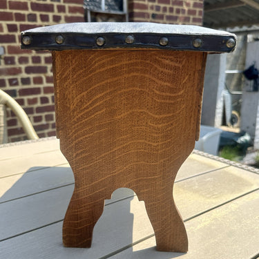 Hocker - braunes Holz mit gepolsterter Platte in braun und mit Nägeln