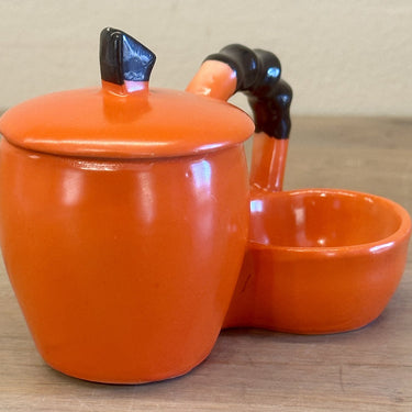 Mosterdstelletje - ongemerkt met nummer 7821 onderop - uitgevoerd in porselein met oranje/zwarte kleur