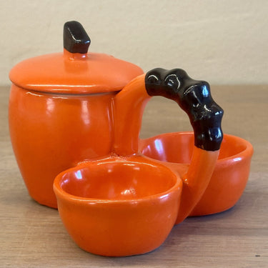 Mosterdstelletje - ongemerkt met nummer 7821 onderop - uitgevoerd in porselein met oranje/zwarte kleur