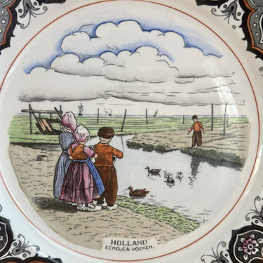 Sierbord / Bord - Societe Ceramique Maestricht - Hollands tafereel EENDJES VOEREN