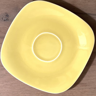 Platzteller - quadratisches Modell - Boch - Form VERFÜHRUNG? in Ockergelb ausgeführt