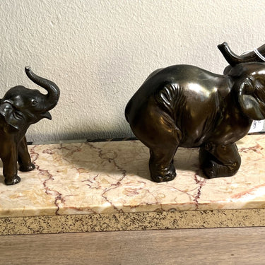 Statue auf Marmorsockel mit 2 Elefanten - ein größerer und ein kleiner Elefant