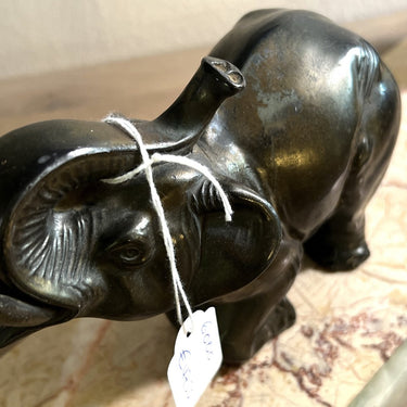 Statue auf Marmorsockel mit 2 Elefanten - ein größerer und ein kleiner Elefant