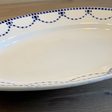 Schaal – ovaal – Saint Ghislain – decor blauwe rand met geometrische figuren.