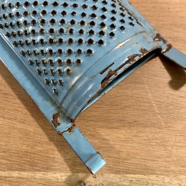 Rasp - halfrond model met pootjes en handgreep - Deens emaille? - uitvoering in blauw emaille