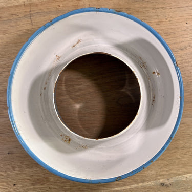 Backform – dänisches Emaille? - Außenseite aus blauem Email, Innenseite aus weißem Email (Ø 20,5 cm.)