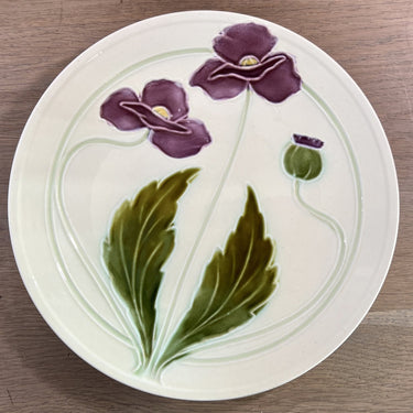 Sierbord / Bord - ongemerkt - barbotine décor van paars/lila klaprozen op lichtgroene achtergrond