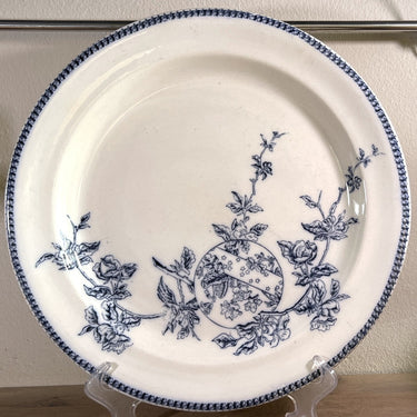 Schaal - plat rond model - Faiencerie de Jemappes - décor van rozen/wilde rozen in vloeiblauw