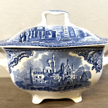 Sugar bowl with lid - Johnson Bros England - OLD BRITAIN CASTLES decor in blue