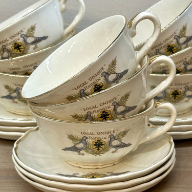 Tasse und Untertasse - Boch - Modell TOURNAI - Dekor mit 2 Tauben und einem Wappen - speziell für das Café 'Local Unique' hergestellt