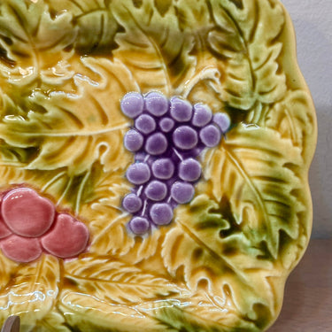 Kuchenform - längliches Modell - Sarreguemines - aus Majolika/Barbotine mit Abbildungen verschiedener Früchte