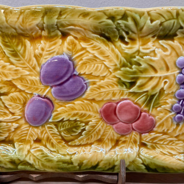Kuchenform - längliches Modell - Sarreguemines - aus Majolika/Barbotine mit Abbildungen verschiedener Früchte