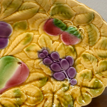Schale / Teller - flach, oval, Modell - Sarreguemines - aus Majolika/Barbotine mit Abbildungen verschiedener Früchte
