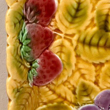 Salatschüssel / Kartoffelschüssel - quadratisch, höher, Modell - Sarreguemines - aus Majolika / Barbotine mit Bildern verschiedener Früchte