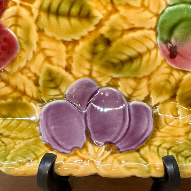 Salatschüssel / Kartoffelschüssel - quadratisch, höher, Modell - Sarreguemines - aus Majolika / Barbotine mit Bildern verschiedener Früchte