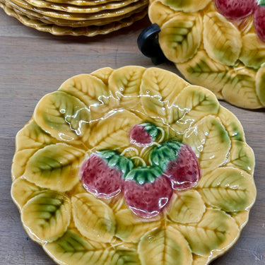 Dessertteller - Sarreguemines - aus Majolika/Barbotine mit Erdbeerbildern
