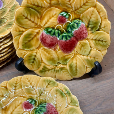 Dessertteller - Sarreguemines - aus Majolika/Barbotine mit Erdbeerbildern