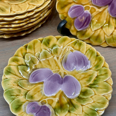 Dessertteller - Sarreguemines - aus Majolika/Barbotine mit Pflaumenbildern