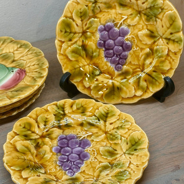 Dessertteller - Sarreguemines - aus Majolika/Barbotine mit Bildern von violetten Weintrauben