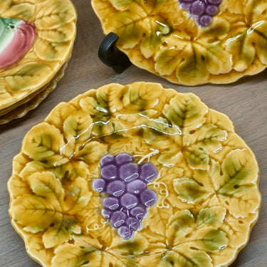 Dessertteller - Sarreguemines - aus Majolika/Barbotine mit Bildern von violetten Weintrauben