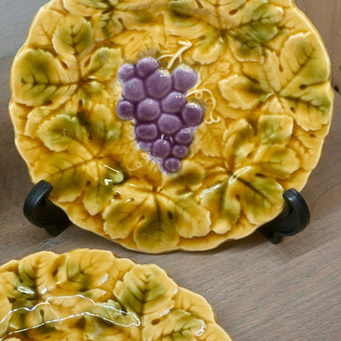 Dessertteller - Sarreguemines - aus Majolika/Barbotine mit Bildern von violetten Weintrauben