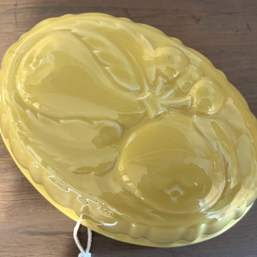 Puddingvorm - groter model - ongemerkt - uitgevoerd in gele kleur aardewerk met fruitmotief