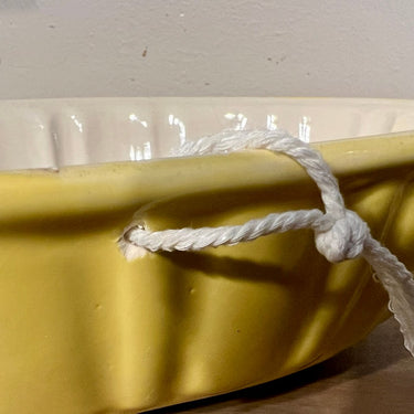 Puddingvorm - groter model - ongemerkt - uitgevoerd in gele kleur aardewerk met fruitmotief