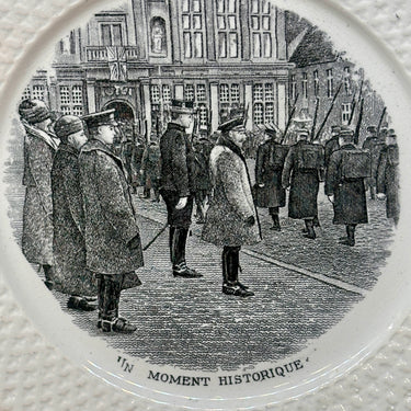 Dessert bord / Sierbord - Societe Ceramique Maestricht - uitgevoerd in zwart/wit met reliëf rand en opschrift "Un moment historique"