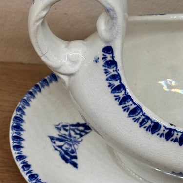 Juskom / Sauskom - ongemerkt - décor met bloemen en vlinders uitgevoerd in donkerder blauw