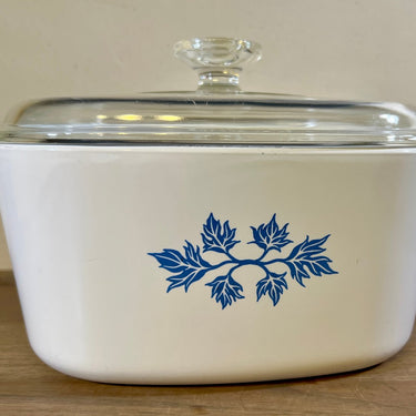 Schaal - groter model - met deksel met grotere knop - Pyroflam - décor met blauw blaadjes - onderzijde met grijze laag en opschrift "Made in Holland" - PA-4
