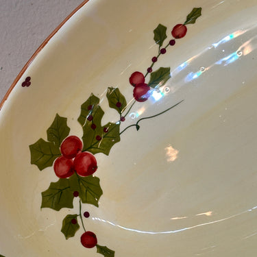 Schaal / Bord - groter en hoger, ovaal, model - Siaki Dolomite - décor van hulst met besjes in groen en donkerrood