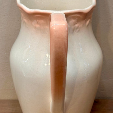 Lampetkan - klein model - ongemerkt (wel blindmerk nr. 4585) - décor in gebroken wit met pastel/zalm roze