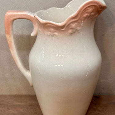 Lampetkan - klein model - ongemerkt (wel blindmerk nr. 4585) - décor in gebroken wit met pastel/zalm roze