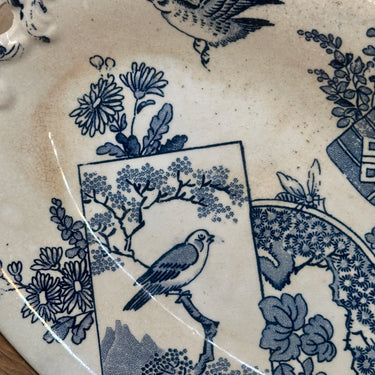 Schale - kleiner, oval, Modell auf niedrigem Fuß - BFK (Boch Frères Kèramis) - JAPON Dekor mit Vögeln in Blau