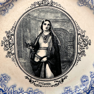 Dekorativer Teller / Teller - Boch Frères Kèramis (Blindmarke) - Ste Clotilde Dekor in schwarz/weiß mit blauem Blumenrand