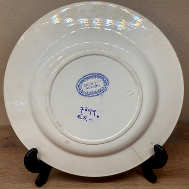 Zierteller / Plate - Boch Frères Kèramis (Blindmarke) - Dekor Mme de Maintenon in Schwarz/Weiß mit leuchtend blauem Rand