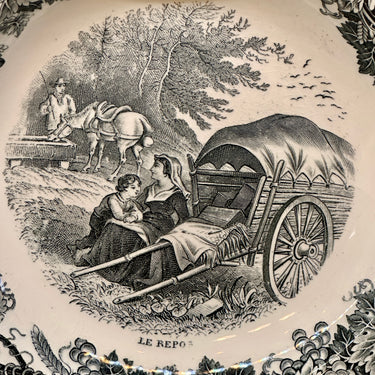 Diep bord / Soepbord / Pastabord - Societe Ceramique Maestricht - décor LE REPOS met paard/wagen, man/vrouw/kind en wijnranken