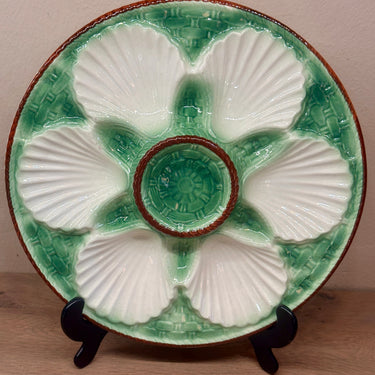 Oesterbord - niet gemerkt maar Longchamp - uitgevoerd in majolica/barbotine in groen, crème en bruine kleur