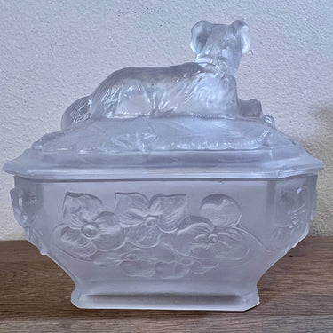 Trinket box / Sugar bowl (?) - Vallérysthal (verries rèunis de Vallérysthal &amp; Portieux) - made of matt glass with a dog on the lid