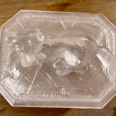Trinket box / Sugar bowl (?) - Vallérysthal (verries rèunis de Vallérysthal &amp; Portieux) - made of matt glass with a dog on the lid