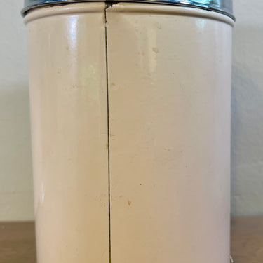Voorraadblik - groot model - Brabantia Nederland - uitgevoerd in kleur tussen zalmroze en crème (of verkleurd?) - opschrift in Frans SUCRE
