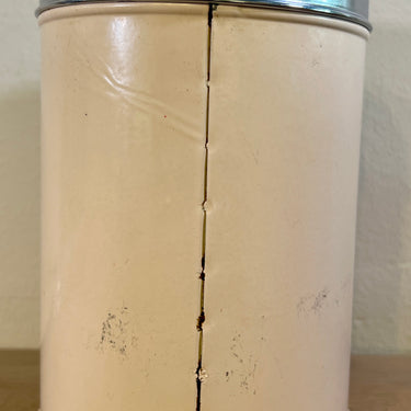 Voorraadblik - groot model - Brabantia Nederland - uitgevoerd in kleur tussen zalmroze en crème (of verkleurd?) - opschrift in Frans CAFÉ