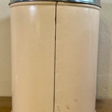 Voorraadblik - groot model - Brabantia Nederland - uitgevoerd in kleur tussen zalmroze en crème (of verkleurd?) - opschrift in Frans CHICOREE